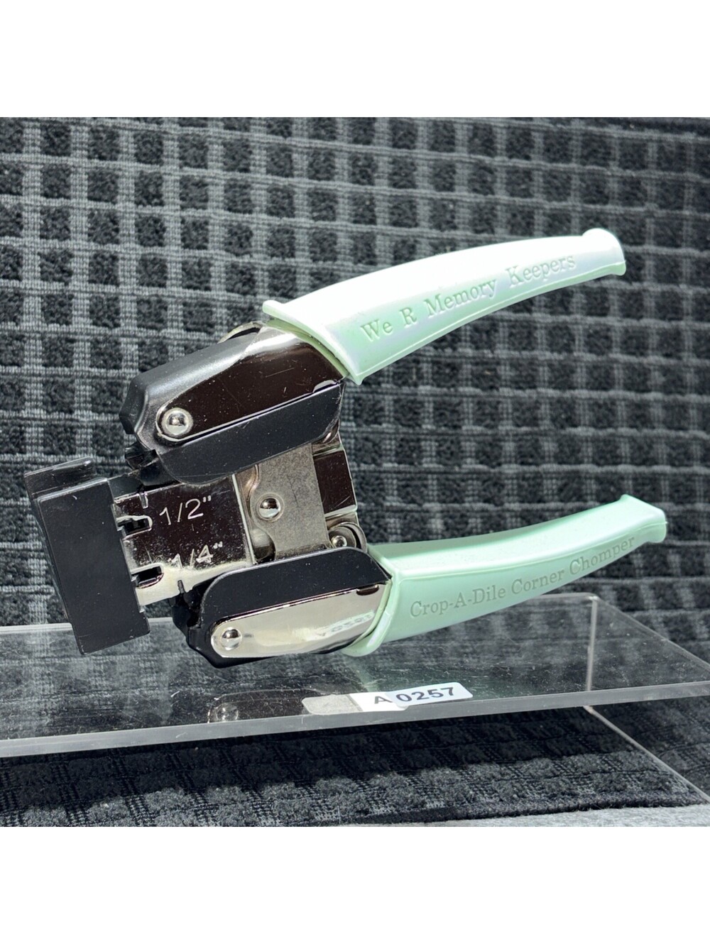 We R Memory Keepers Crop-A-Dile 1/4" & 1/2" Corner Chomper Punch -Corner Rounder - Picture 2 of 8